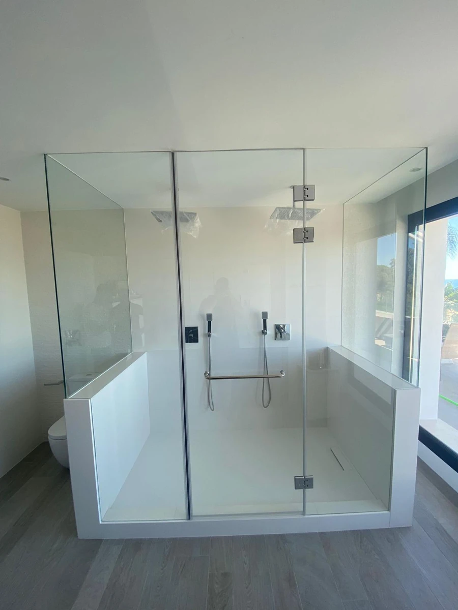 Mamparas de baño a medida o exclusivas en Málaga y provincia. Correderas, Fijas, Abatibles, acabados en Acrílico, Aluminio, Grabados, Vidrio.