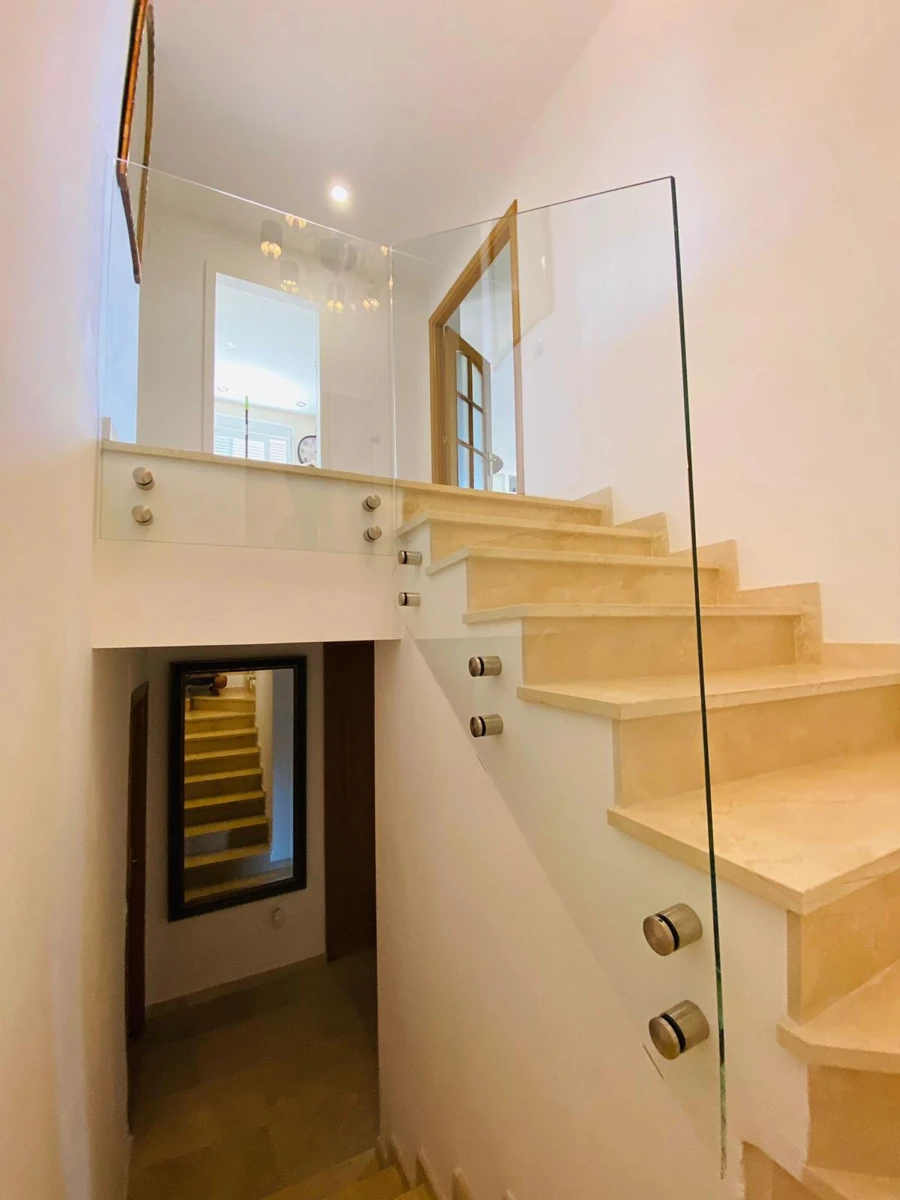 Seguridad y belleza en perfecta armonía. En Maderglass lo hacemos posible con nuestras Barandillas de cristal. Presupuesto sin compromiso.