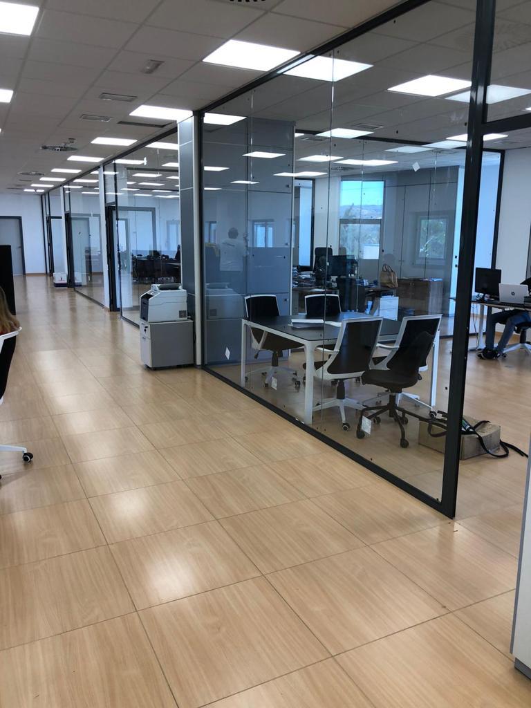 Creamos espacios abiertos y modernos con la elegancia del cristal. Máxima claridad, estilo inigualable. Diseño y seguridad en cada apertura.